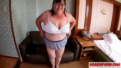 تظهر أمي اليابانية السمينة حلمتها الضخمة وتتمتع بلعبة جنسية. أم آسيوية تبلغ من العمر 51 عامًا تتحدث عن تجربتها الجنسية. يوكيكو 1 أوساكابورن الجبهة الدهنية